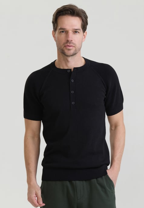 T-Shirt Basic-Strick-T-Shirt Mit Rundhalsausschnitt Und Knöpfen - Image 1