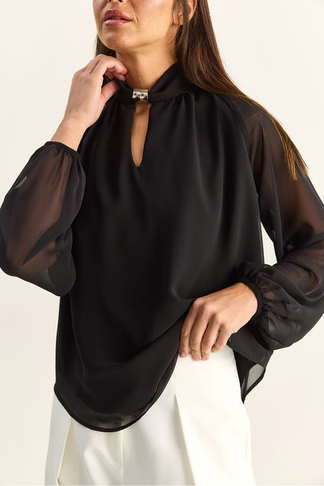 Bluse aus Chiffon mit Mandarinkragen und Steinaccessoire - Image 6