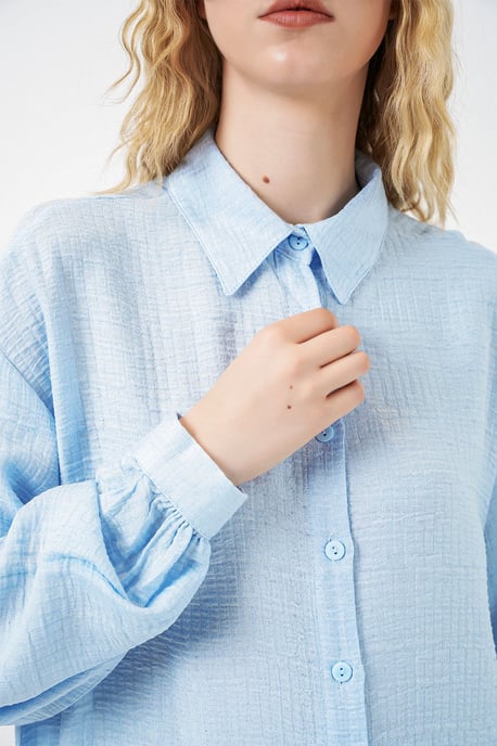 Übergroße strukturierte Lange Bluse mit Hemdkragen - Image 5