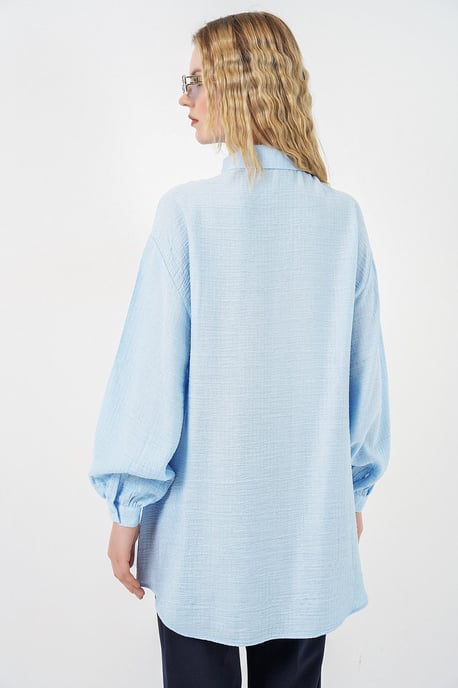 Übergroße strukturierte Lange Bluse mit Hemdkragen - Image 6