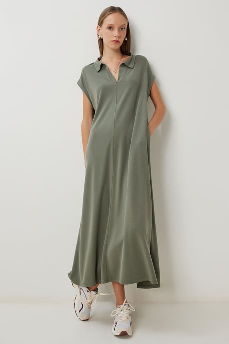Polo-Kragen Midi-Kleid mit Tasche zum Überziehen - Image 2
