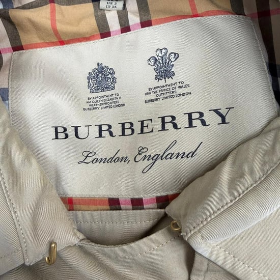 Burberry Beigefarbener Baumwoll-Trenchcoat mit Doppelreiher und Gürtel - Image 4