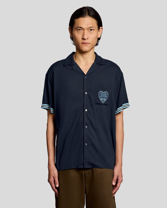 Kurzarm-Wäsche-Logo-Shirt - Image 1