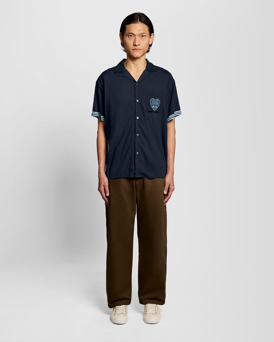 Kurzarm-Wäsche-Logo-Shirt - Image 2