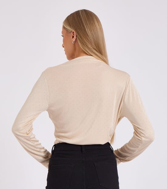 Beiger Body mit Diamant-Ohrsteckern und Wickelausschnitt - Image 4