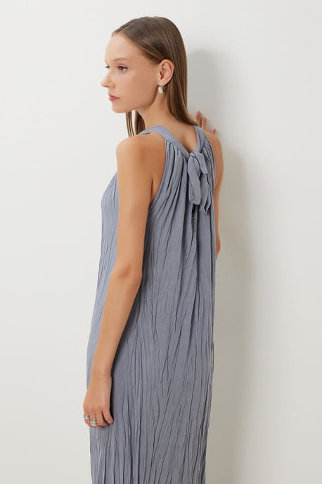 Strukturiertes Midikleid mit Halterneck-Kragen - Image 5