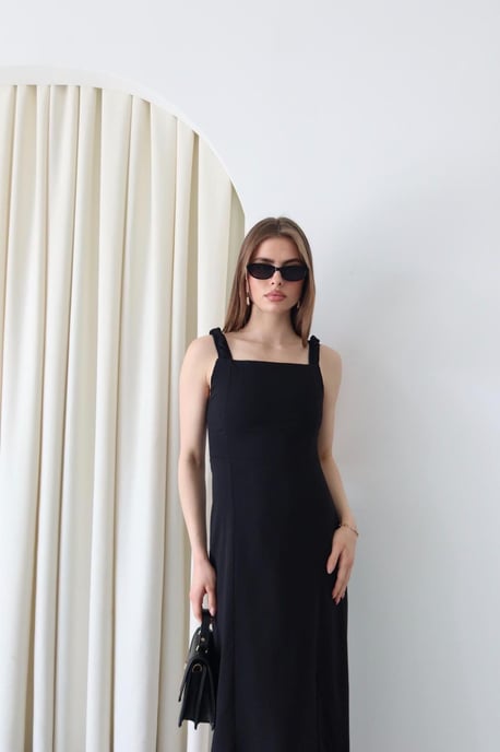 Maxikleid mit quadratischem Kragen und Bindungsdetail - Image 1