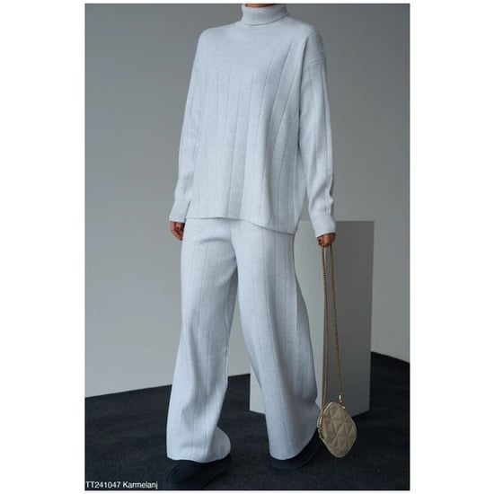 Oversize-Rollkragenpullover und ausgestelltes Strickset - Image 1