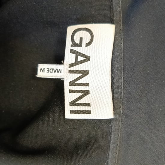 Ganni Maxikleid mit gerüschtem Kragen und Smokdetails aus schwarzem Polyester - Image 4