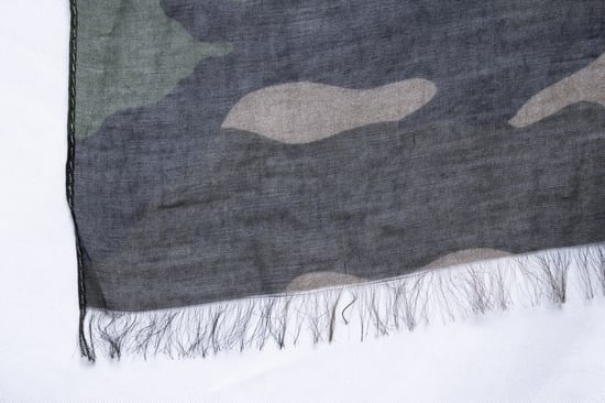 Valentino Garavani, Schal mit Camouflage-Druck - Image 4