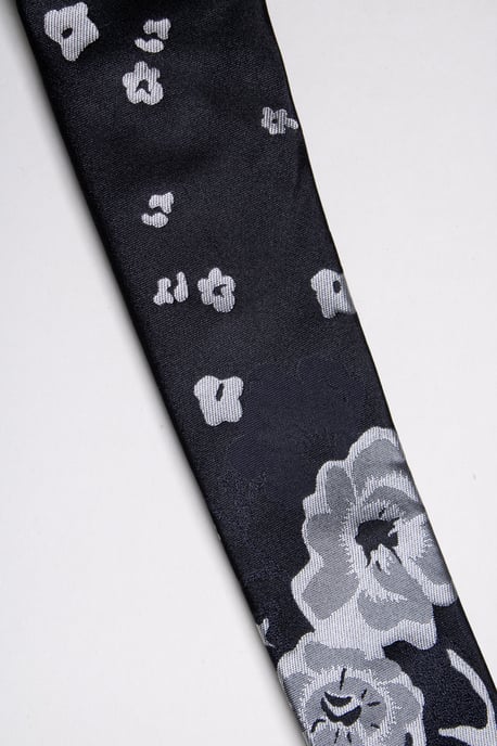 Burberry, floralbedruckte Krawatte in Schwarz - Image 2