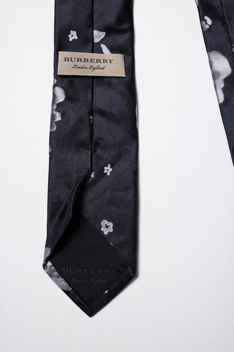 Burberry, floralbedruckte Krawatte in Schwarz - Image 3