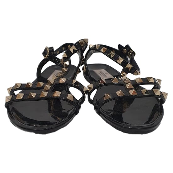 Valentino Garavani Rockstud T-Riemen Flache Sandalen aus schwarzem Gummi - Image 2