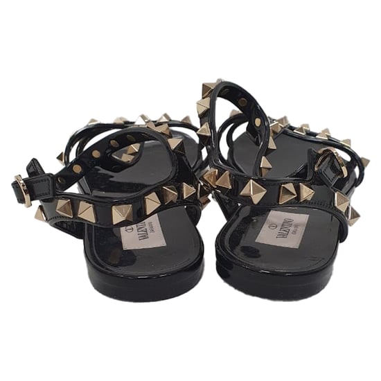 Valentino Garavani Rockstud T-Riemen Flache Sandalen aus schwarzem Gummi - Image 3