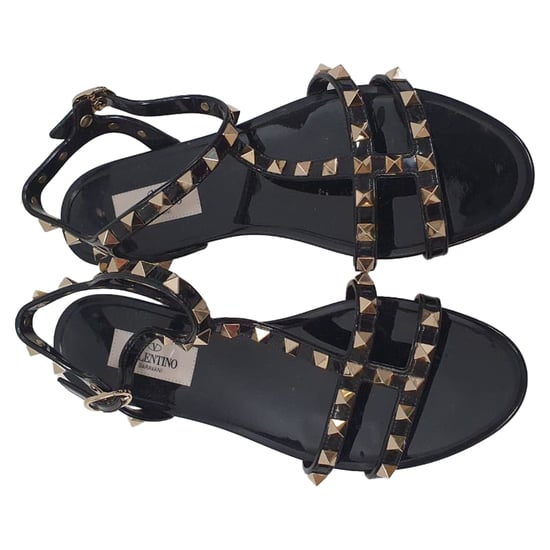 Valentino Garavani Rockstud T-Riemen Flache Sandalen aus schwarzem Gummi - Image 4
