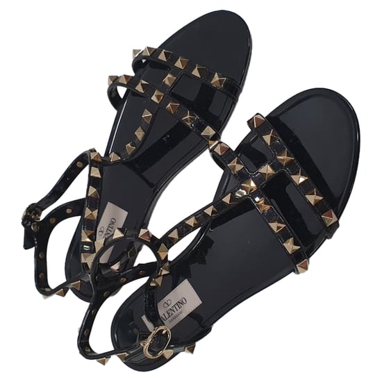 Valentino Garavani Rockstud T-Riemen Flache Sandalen aus schwarzem Gummi - Image 6
