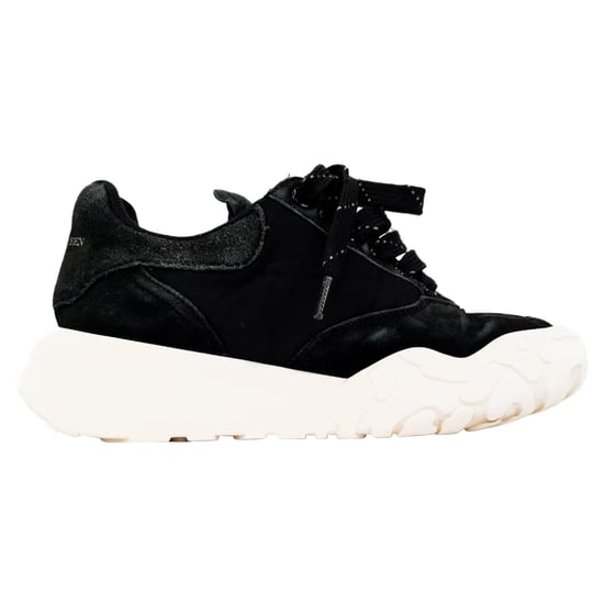 Alexander McQueen Court Chunky Sneaker aus schwarzem Wildleder - Image 1