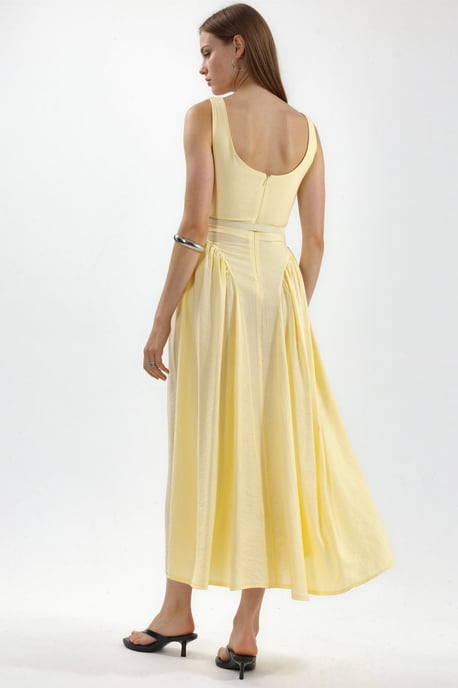 Kleid mit quadratischem Kragen und Taillengürtel in Midi-Länge - Image 2