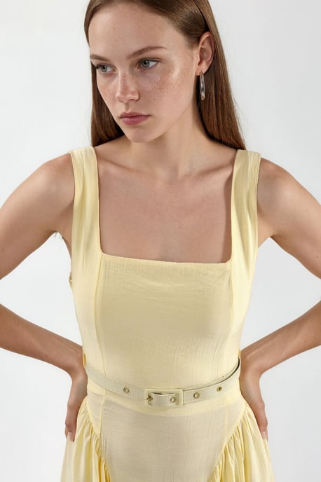 Kleid mit quadratischem Kragen und Taillengürtel in Midi-Länge - Image 4