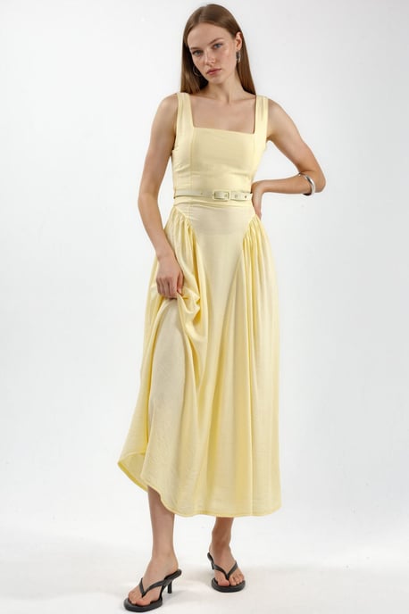 Kleid mit quadratischem Kragen und Taillengürtel in Midi-Länge - Image 5