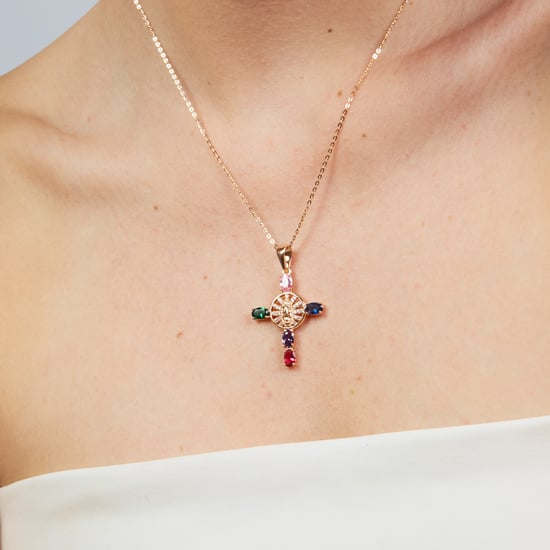 Luxenter-Halskette aus Metalllegierung und mehrfarbigem Zirkonia, gefertigt in 18-karat-Roségold – Kreuz - Image 4