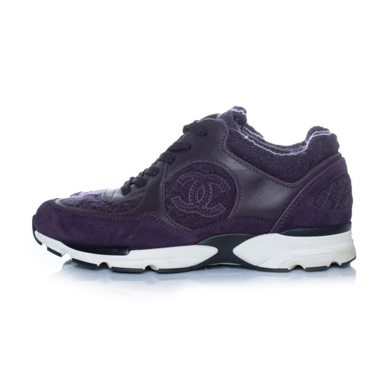 Chanel-Sneaker mit lila CC-Logo ineinandergreifenden Formen. - Image 2