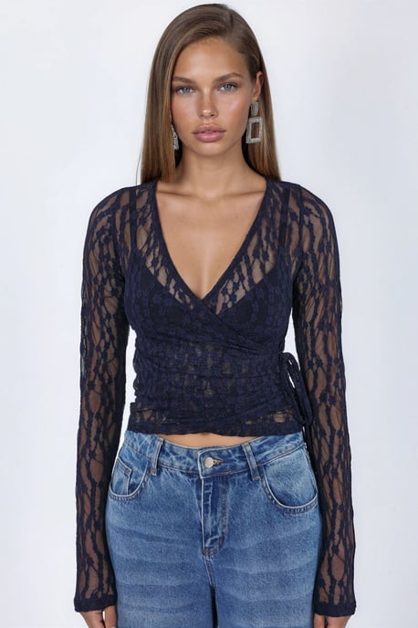 Crop-Spitzen-Bluse mit V-Ausschnitt und Bindebändern - Image 4