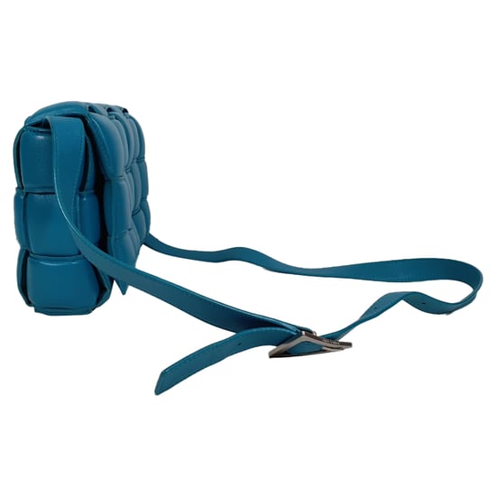 Bottega Veneta Gepolsterte Kasette Schultertasche aus blauen Lammleder - Image 2
