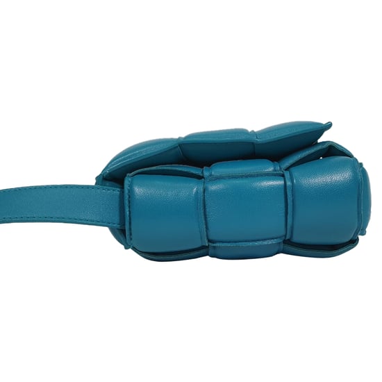 Bottega Veneta Gepolsterte Kasette Schultertasche aus blauen Lammleder - Image 4