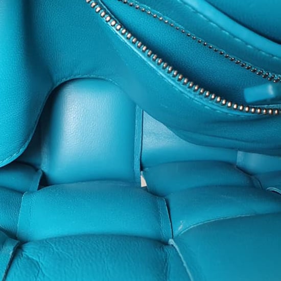 Bottega Veneta Gepolsterte Kasette Schultertasche aus blauen Lammleder - Image 6