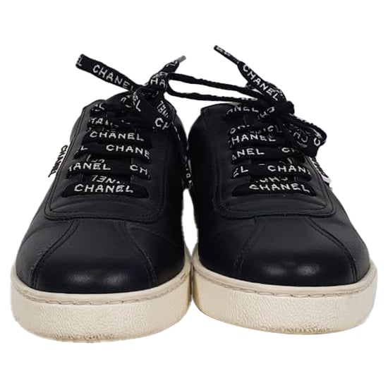 Chanel CC Zugschlaufe Low-Top Sneakers aus schwarzem Leder - Image 2