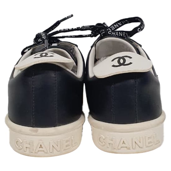 Chanel CC Zugschlaufe Low-Top Sneakers aus schwarzem Leder - Image 3