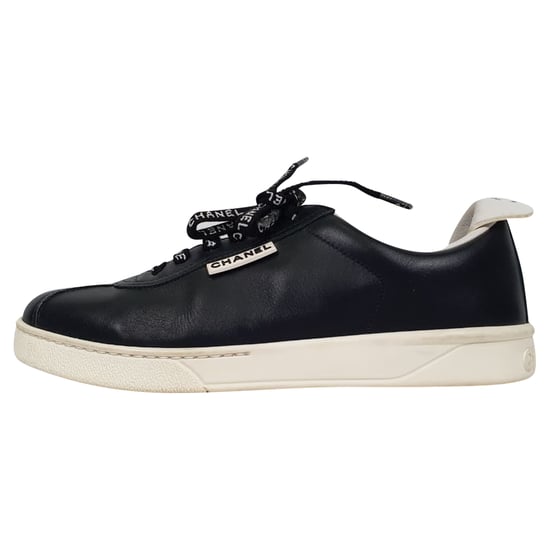 Chanel CC Zugschlaufe Low-Top Sneakers aus schwarzem Leder - Image 4