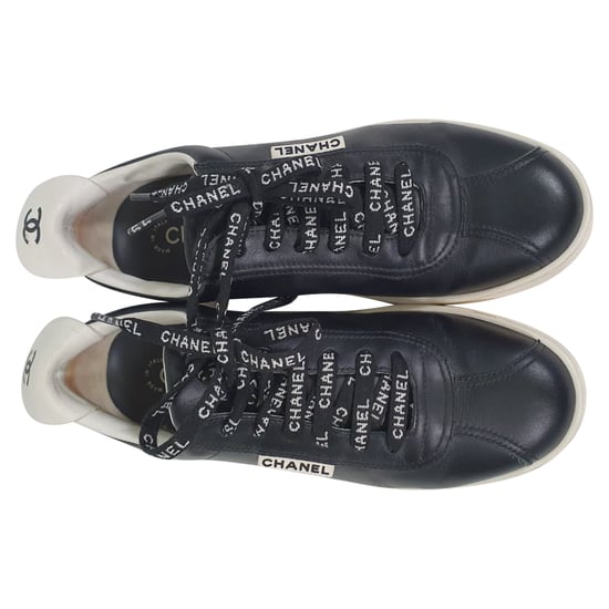 Chanel CC Zugschlaufe Low-Top Sneakers aus schwarzem Leder - Image 5