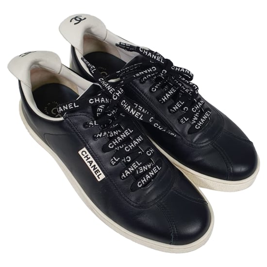 Chanel CC Zugschlaufe Low-Top Sneakers aus schwarzem Leder - Image 6