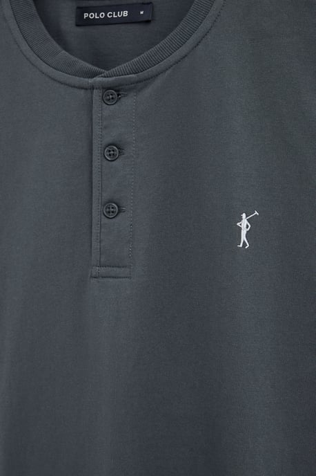 T-Shirt steingrau mit Henley-Ausschnitt und Rigby Go Stickerei - Image 3