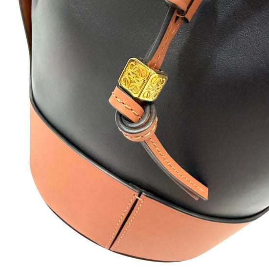 Loewe Small Balloon Bucket Bag aus schwarzem und braunem Leder - Image 6