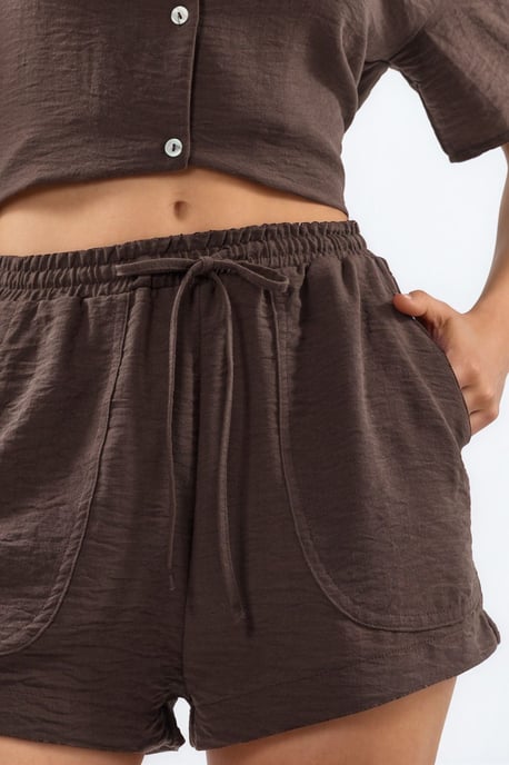 Hüfthohe weite Shorts mit Kordelzugbund - Image 4