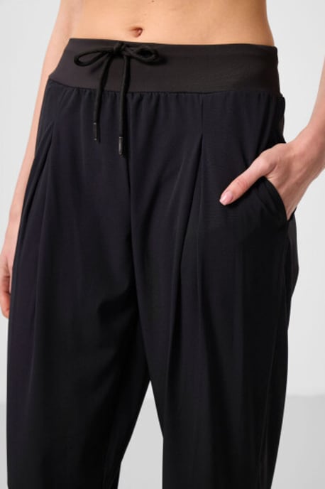 Hüftlange dünne Jersey-Jogginghosen mit Tasche - Image 3