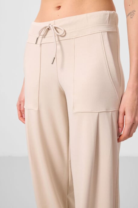 Hüftlange Crepe-Relaxed-Hosen mit Tasche - Image 3