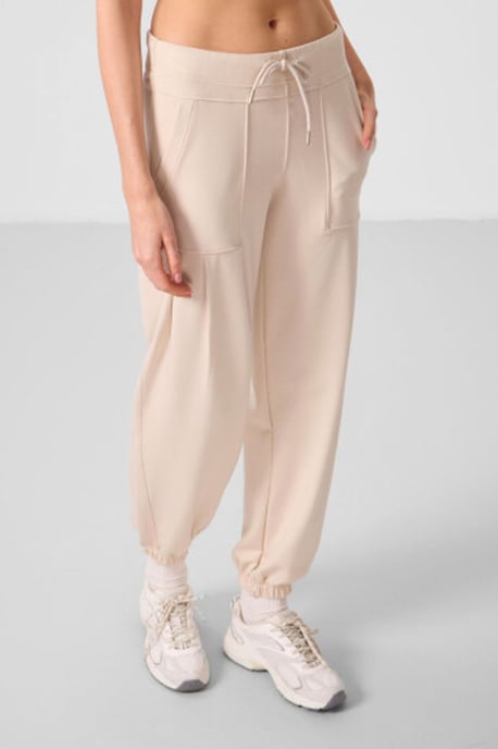 Hüftlange Crepe-Relaxed-Hosen mit Tasche - Image 4