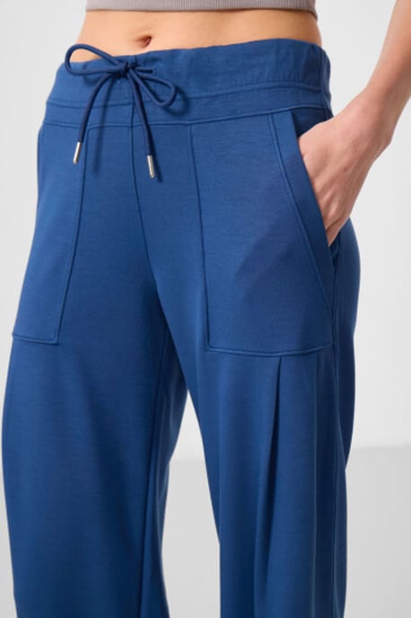 Hüfthose aus Crepe mit lockerer Passform und Tasche - Image 3