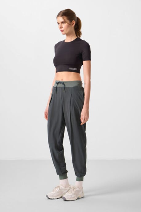 Hüftlange dünne Jersey-Jogginghosen mit Tasche - Image 1