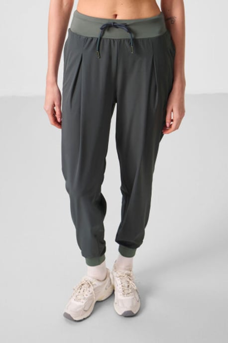 Hüftlange dünne Jersey-Jogginghosen mit Tasche - Image 2