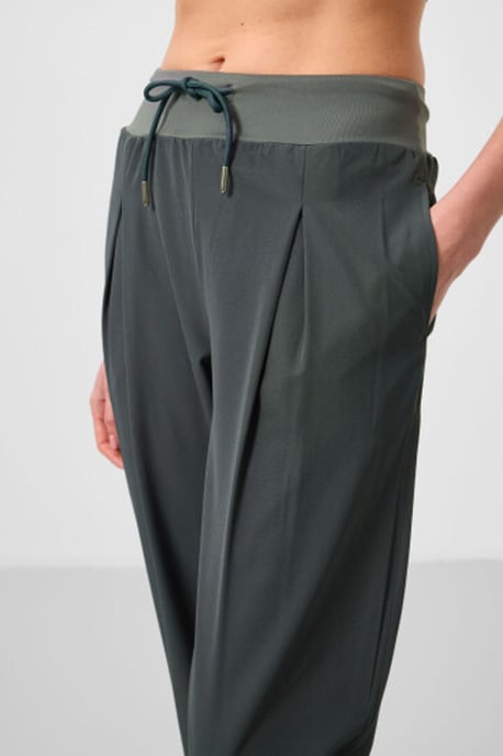 Hüftlange dünne Jersey-Jogginghosen mit Tasche - Image 3