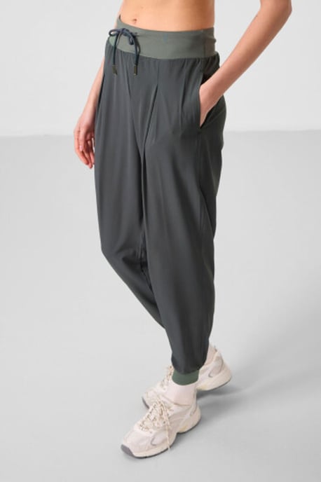 Hüftlange dünne Jersey-Jogginghosen mit Tasche - Image 4