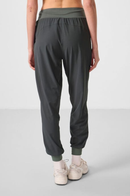 Hüftlange dünne Jersey-Jogginghosen mit Tasche - Image 5