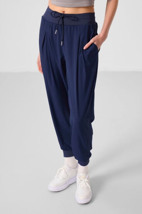 Hüftlange dünne Jersey-Jogginghosen mit Tasche - Image 3
