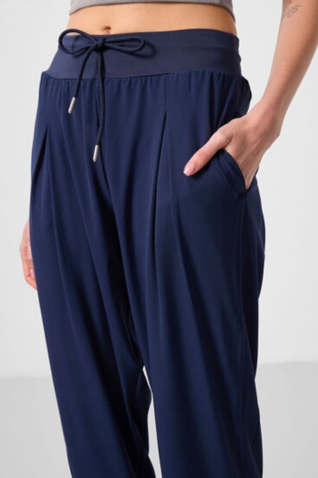 Hüftlange dünne Jersey-Jogginghosen mit Tasche - Image 4