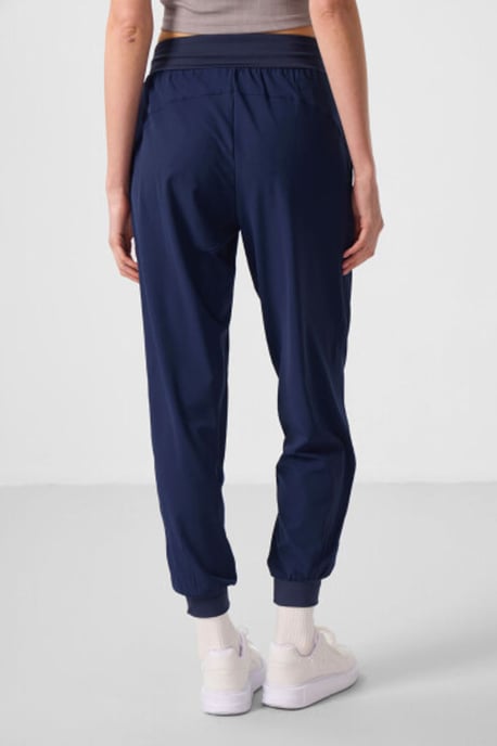 Hüftlange dünne Jersey-Jogginghosen mit Tasche - Image 6